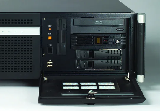 Mặt trước ACP-4320 mở cửa, lộ ổ quang, khoang mềm và hai khay ổ cứng SATA hot-swap rút ra được