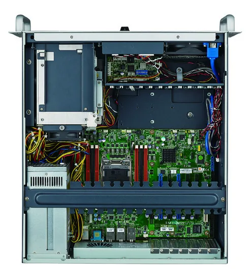 Bên trong vỏ ACP-4340 nhìn từ trên xuống, thấy backplane PICMG, bo mạch, bộ nguồn và cụm khay ổ cứng