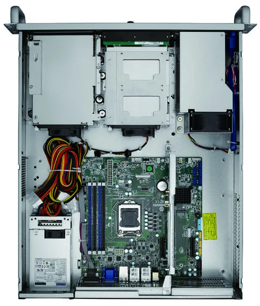 Nhìn từ trên xuống bên trong vỏ máy chủ công nghiệp Advantech HPC-7242, thấy bo mạch, ống dẫn gió và khay ổ cứng