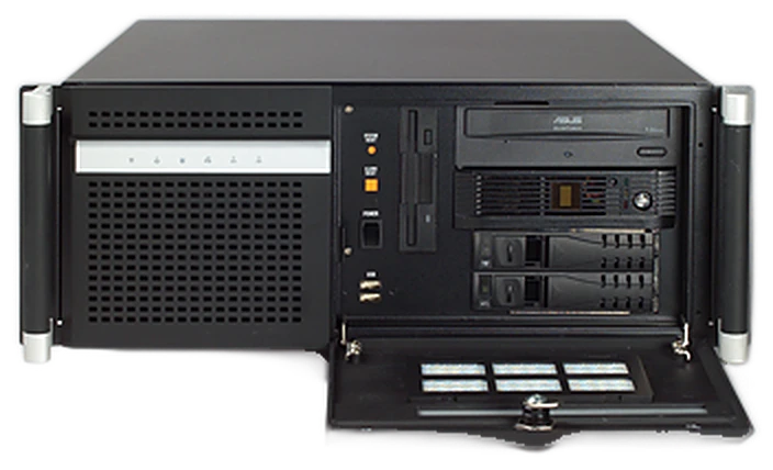 Mặt trước của ACP-4320 khi mở cửa: các khoang ổ đĩa
