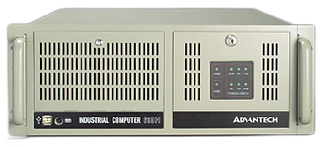 Mặt trước của IPC-610: cửa có khoá, khe thoáng khí và cụm đèn trạng thái
